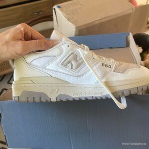 Unisex - New in box NEW BALANCE
550 men’s 9